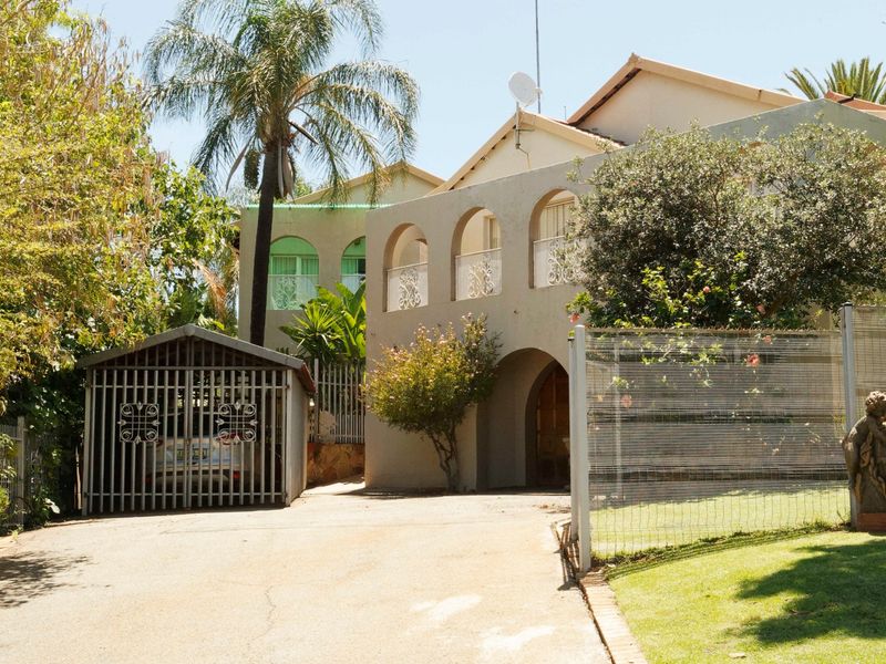 5 Bedroom Architect Designed residence in a top part of Wilkoppies. - Photo 2