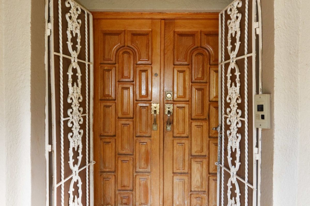 5 Bedroom Architect Designed residence in a top part of Wilkoppies. - Photo 5