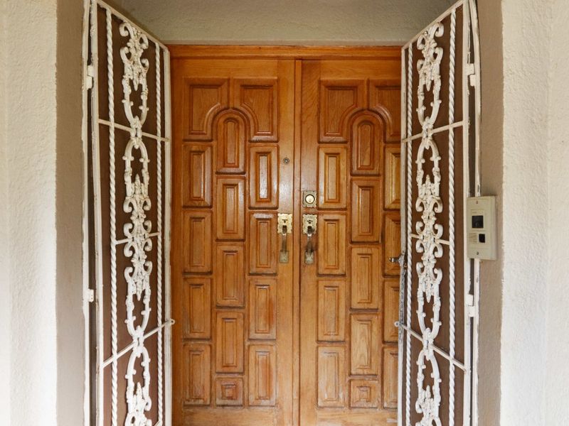 5 Bedroom Architect Designed residence in a top part of Wilkoppies. - Photo 5