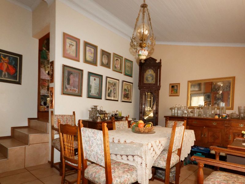 5 Bedroom Architect Designed residence in a top part of Wilkoppies. - Photo 9