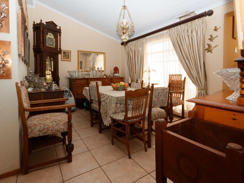 5 Bedroom Architect Designed residence in a top part of Wilkoppies. - Photo 10