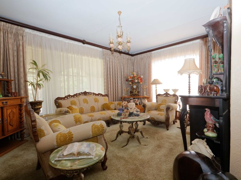 5 Bedroom Architect Designed residence in a top part of Wilkoppies. - Photo 7