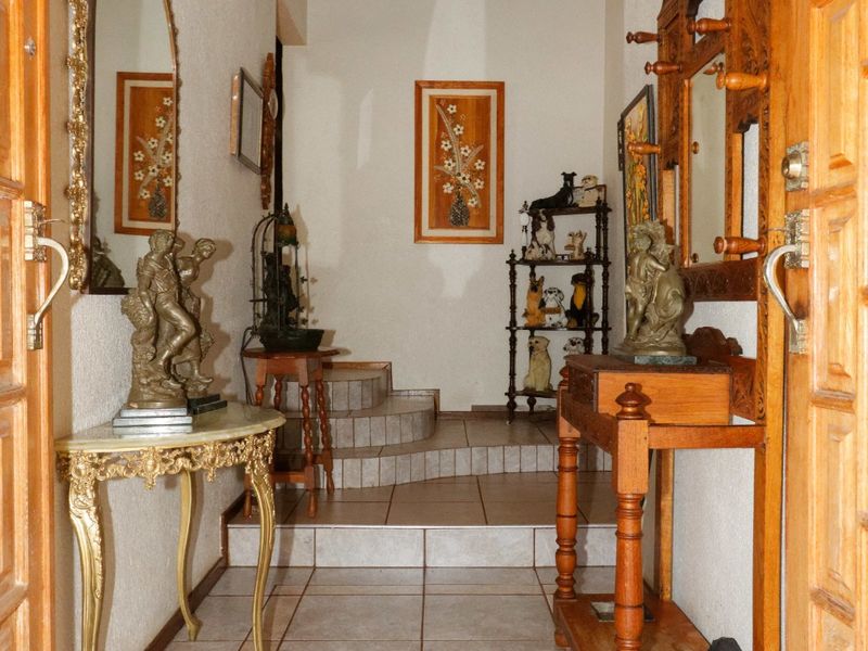 5 Bedroom Architect Designed residence in a top part of Wilkoppies. - Photo 6