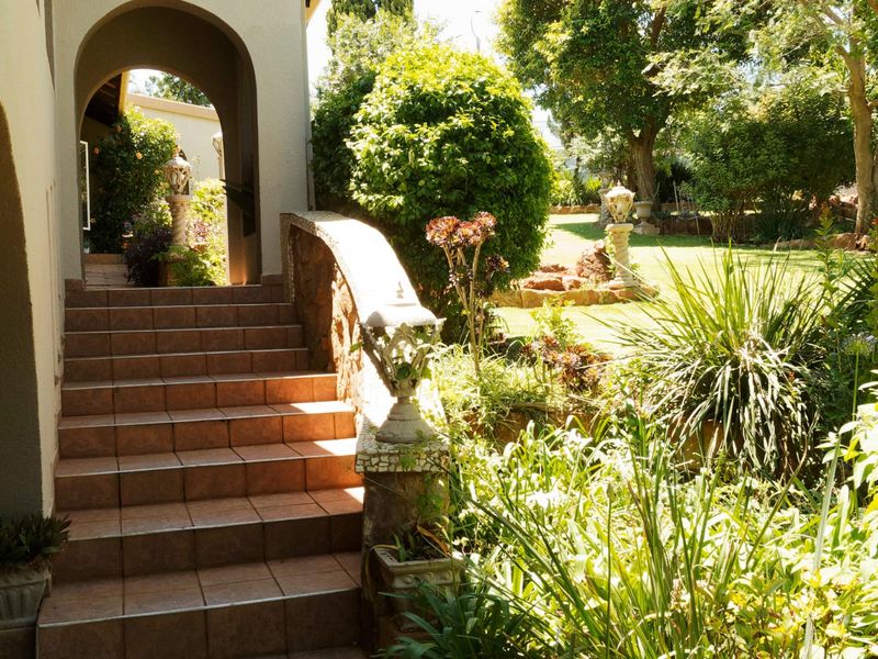 5 Bedroom Architect Designed residence in a top part of Wilkoppies. - Photo 4