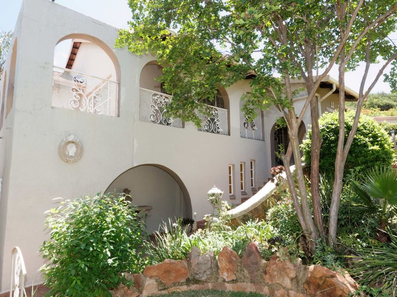 5 Bedroom Architect Designed residence in a top part of Wilkoppies. - Photo 1
