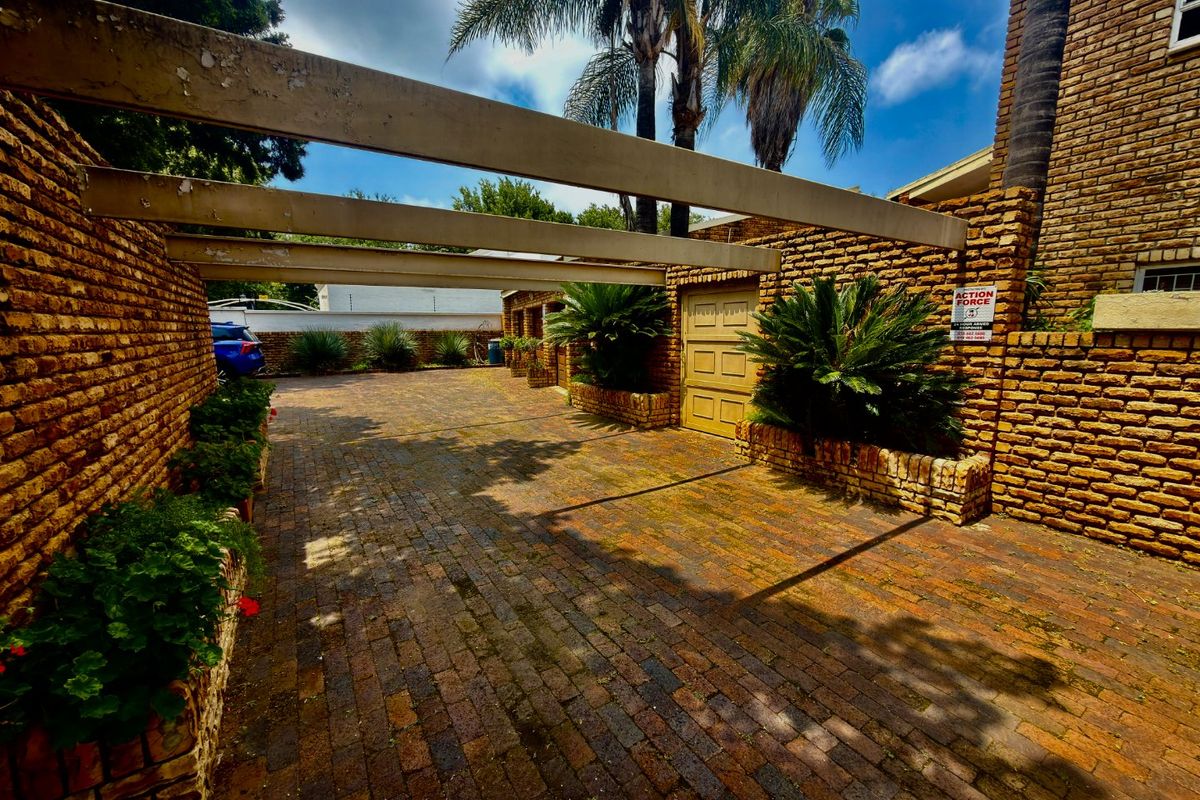 spacious 5-Bedroom Double-Storey Home with 3 Garages - Photo 2