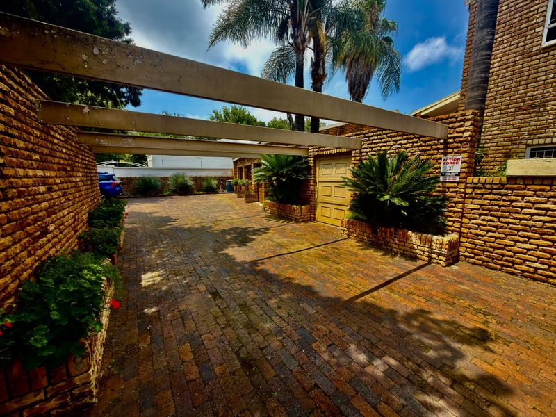 spacious 5-Bedroom Double-Storey Home with 3 Garages - Photo 2