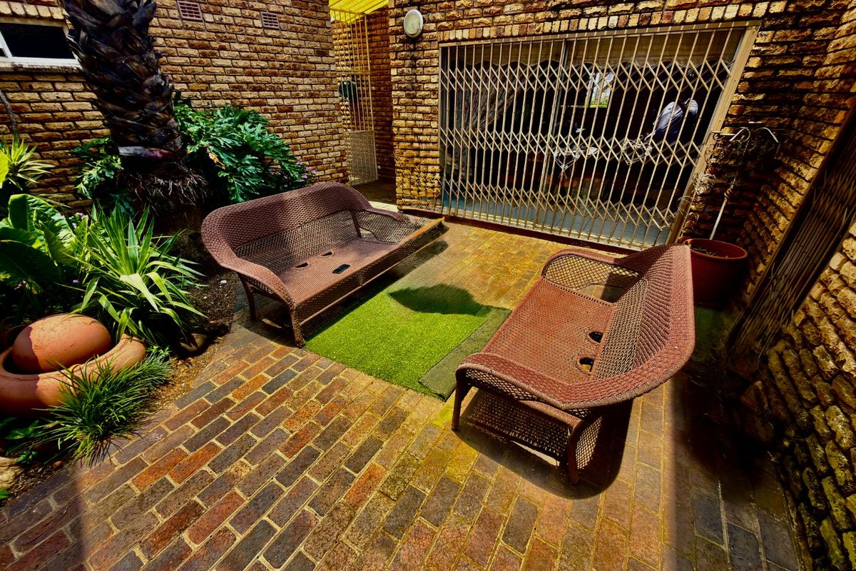 spacious 5-Bedroom Double-Storey Home with 3 Garages - Photo 4