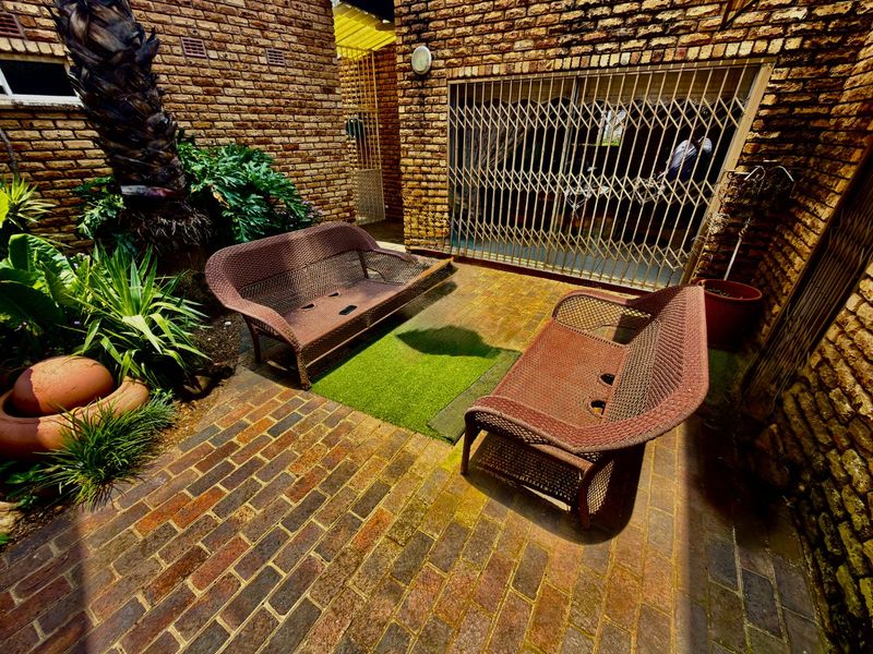 spacious 5-Bedroom Double-Storey Home with 3 Garages - Photo 4