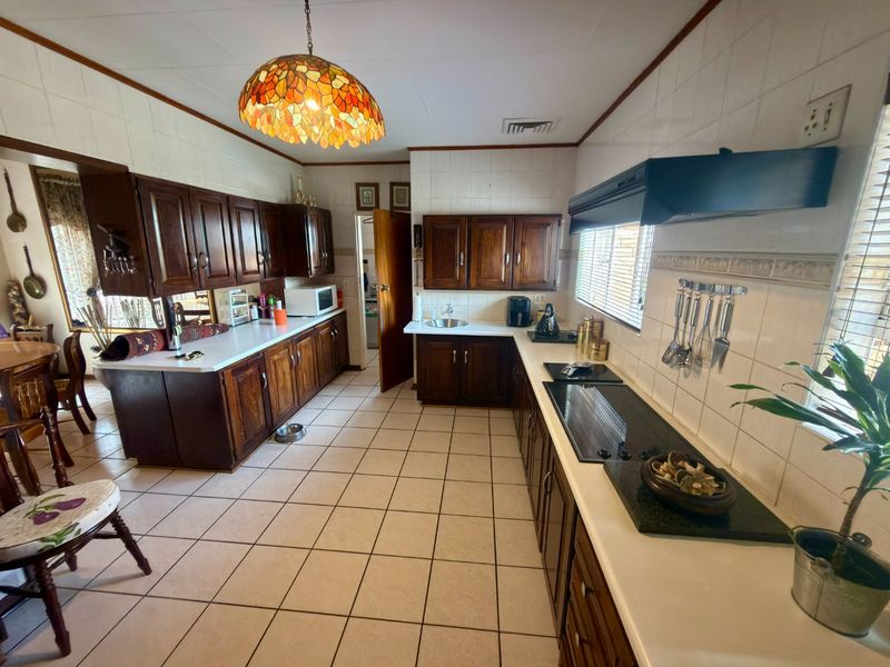 spacious 5-Bedroom Double-Storey Home with 3 Garages - Photo 5