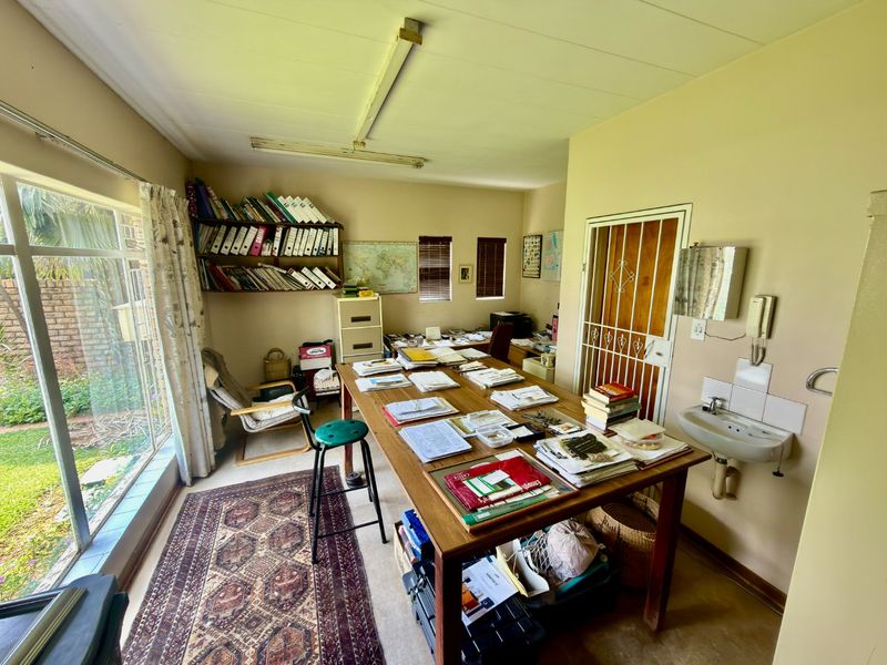 spacious 5-Bedroom Double-Storey Home with 3 Garages - Photo 10