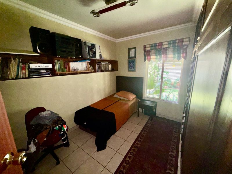 spacious 5-Bedroom Double-Storey Home with 3 Garages - Photo 9