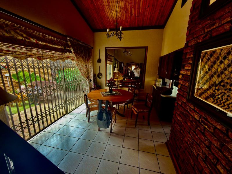 spacious 5-Bedroom Double-Storey Home with 3 Garages - Photo 8