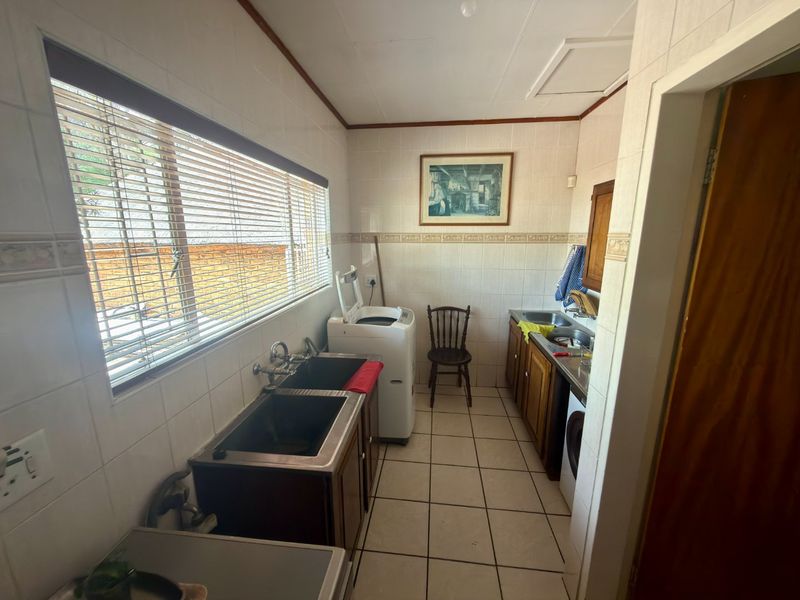 spacious 5-Bedroom Double-Storey Home with 3 Garages - Photo 6