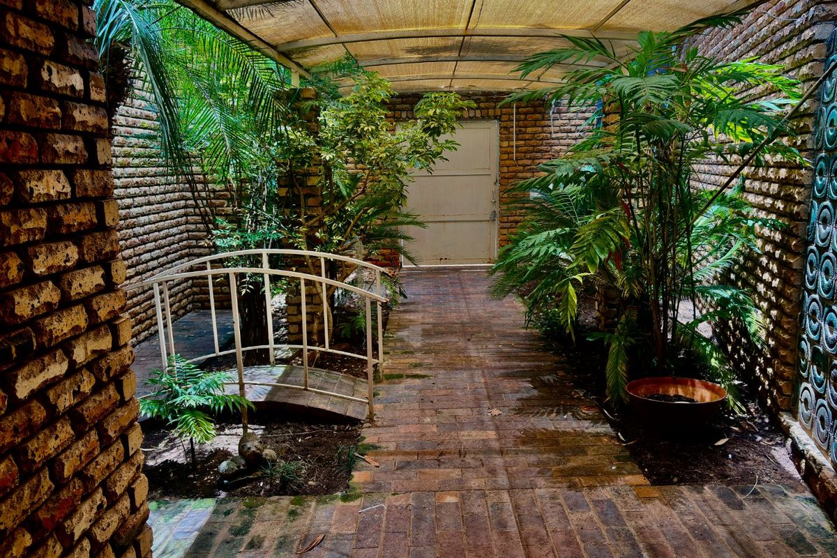 spacious 5-Bedroom Double-Storey Home with 3 Garages - Photo 3