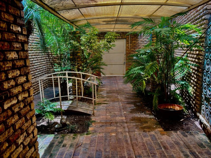 spacious 5-Bedroom Double-Storey Home with 3 Garages - Photo 3