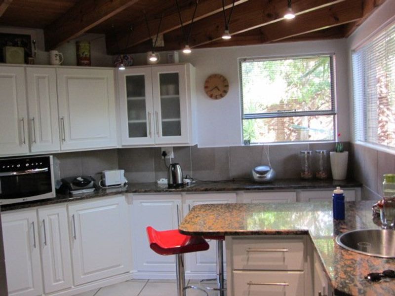 Exclusively listed Architectural inspired, pristine property in a quiet setting with 1 batchelor flatlet. - Photo 10