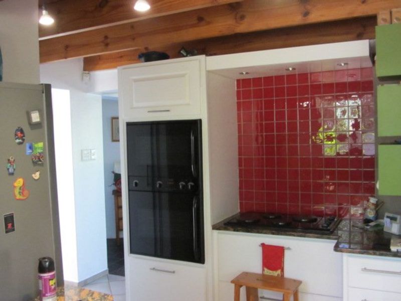 Exclusively listed Architectural inspired, pristine property in a quiet setting with 1 batchelor flatlet. - Photo 9