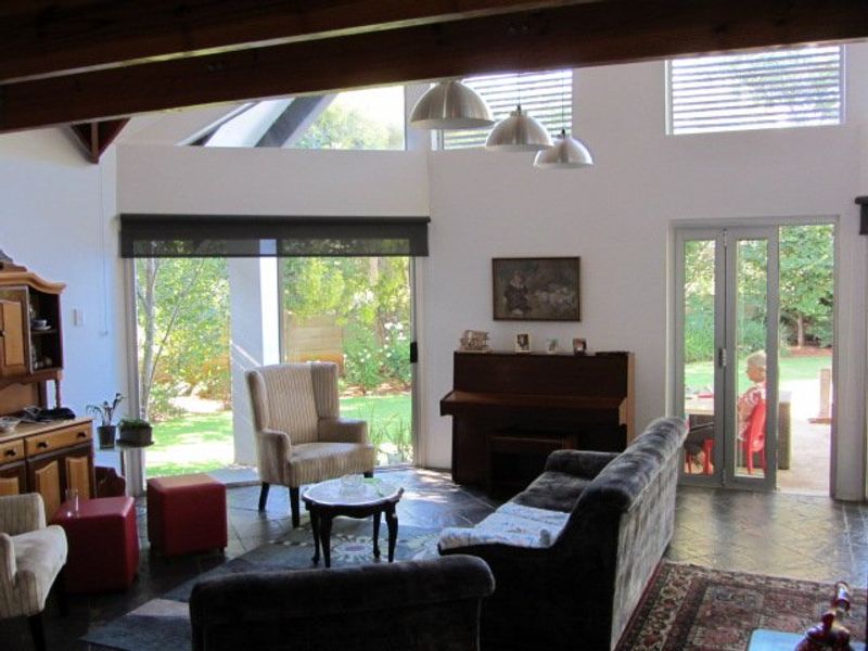 Exclusively listed Architectural inspired, pristine property in a quiet setting with 1 batchelor flatlet. - Photo 7