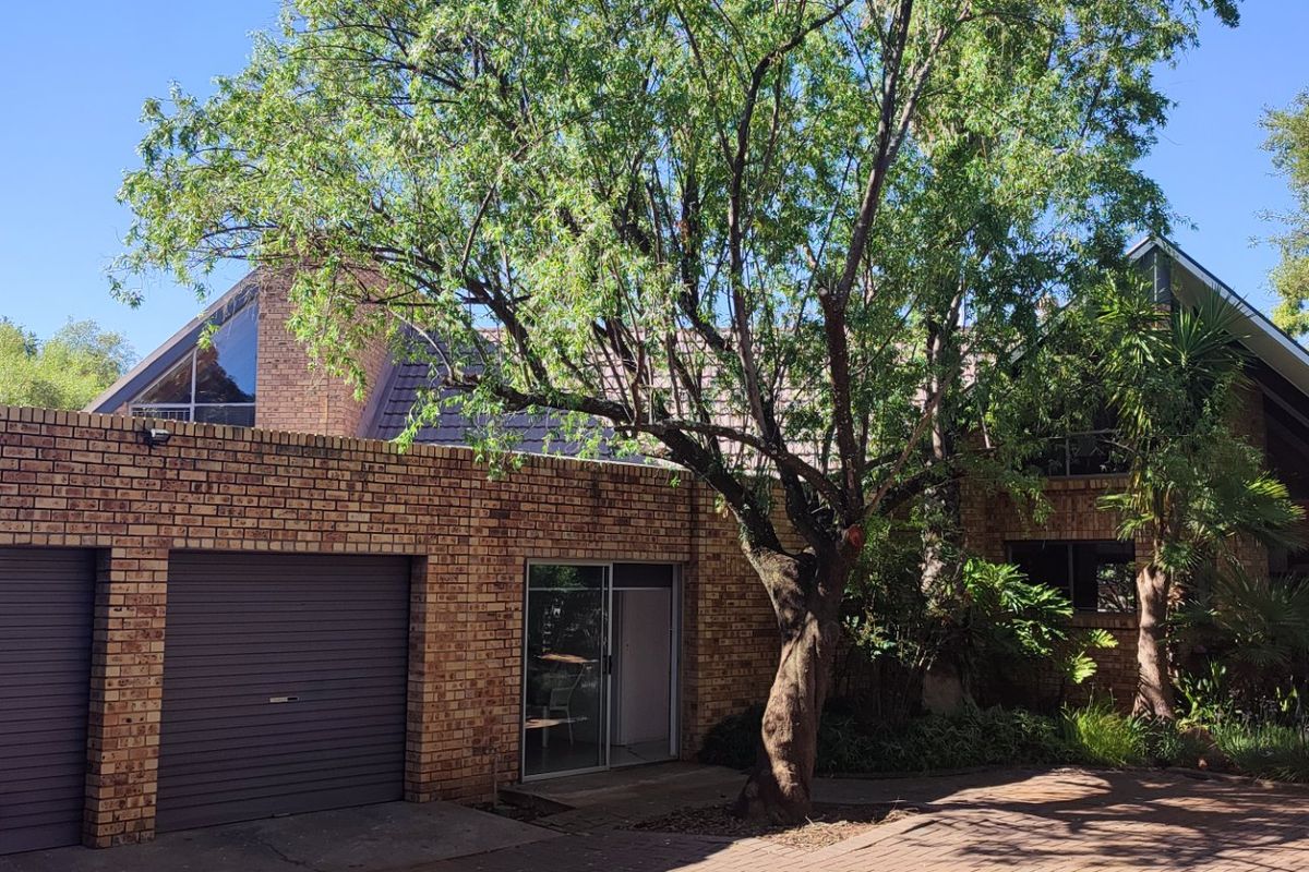 Exclusively listed Architectural inspired, pristine property in a quiet setting with 1 batchelor flatlet. - Photo 2