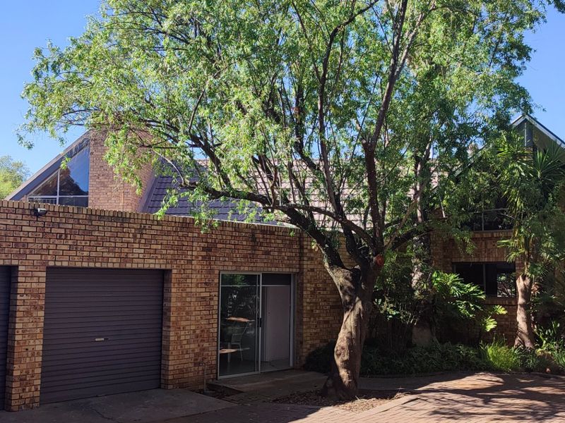 Exclusively listed Architectural inspired, pristine property in a quiet setting with 1 batchelor flatlet. - Photo 2