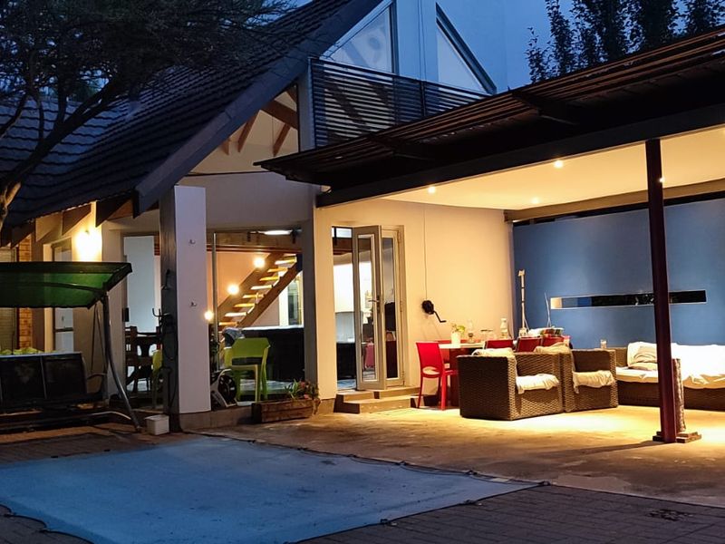 PRICED TO SELL QUICKLY - Exclusively listed Architectural inspired, pristine property in a quiet setting with 1 batchelor flatlet. - Photo 1