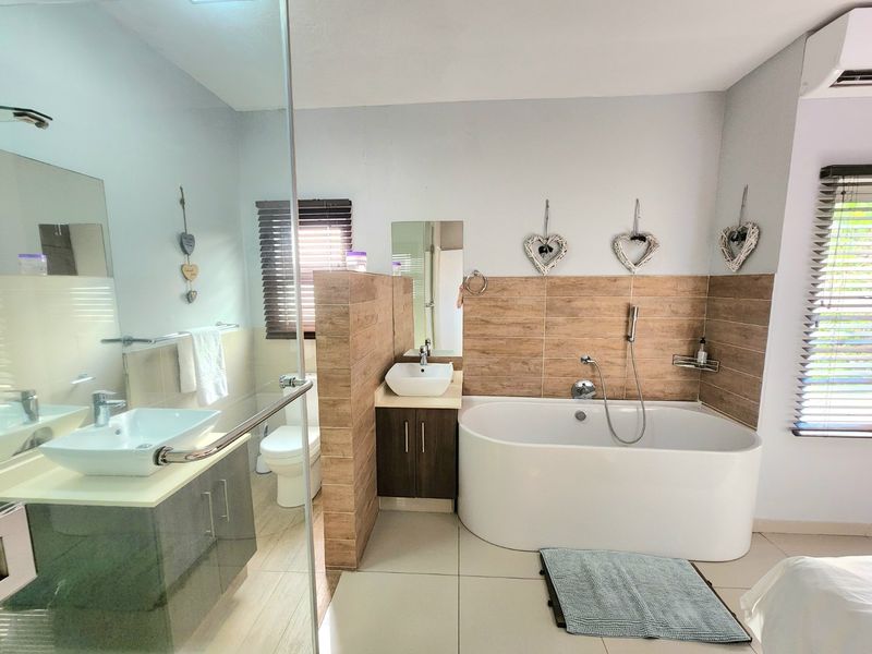 Umdloti Beachfront - beautiful 3 bedroom apartment in a great location - available 1st of February - Photo 8