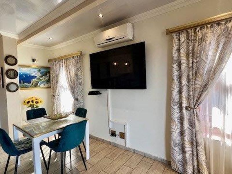 Newly Renovated Home In Uvongo With Sea Views - Photo 9