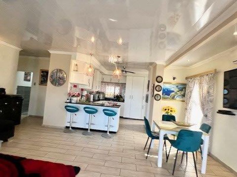 Newly Renovated Home In Uvongo With Sea Views - Photo 8