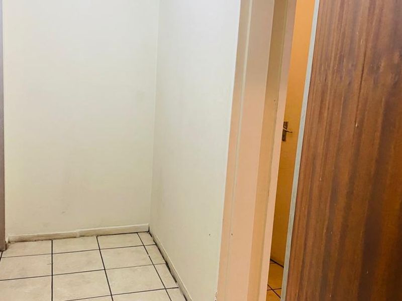 Beautiful two bedroom flat for sale. Ideal for Student Accommodation. - Photo 4