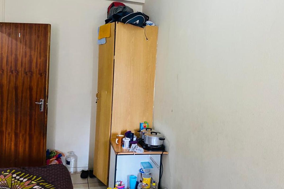 Beautiful two bedroom flat for sale. Ideal for Student Accommodation. - Photo 5