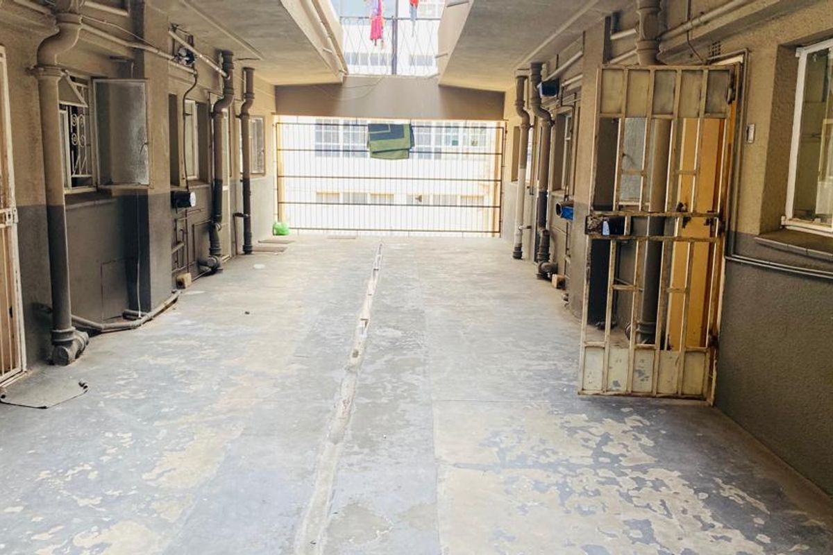 Beautiful two bedroom flat for sale near Monntheo College, Bloemfontein Central - Photo 4