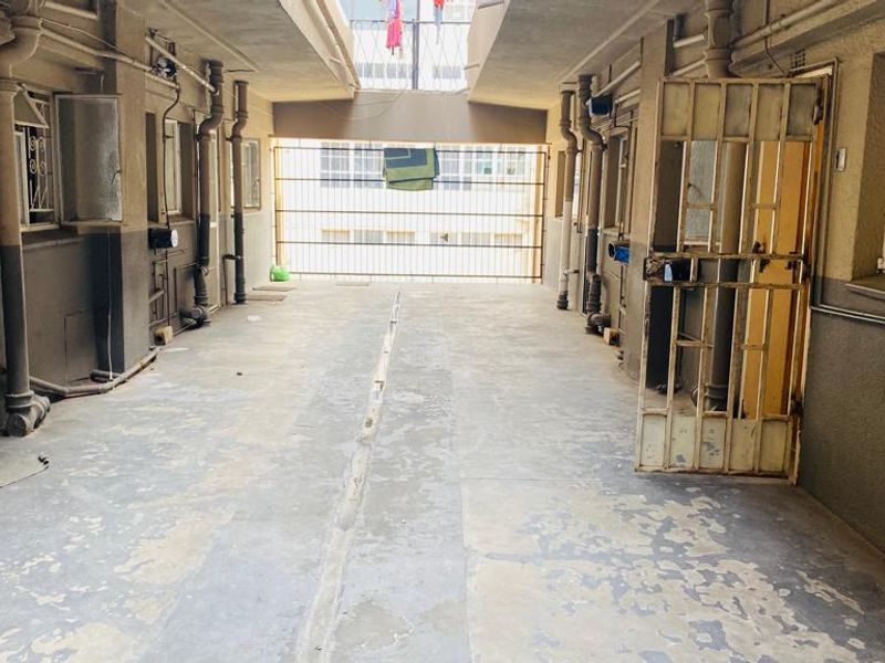 Beautiful two bedroom flat for sale near Monntheo College, Bloemfontein Central - Photo 4