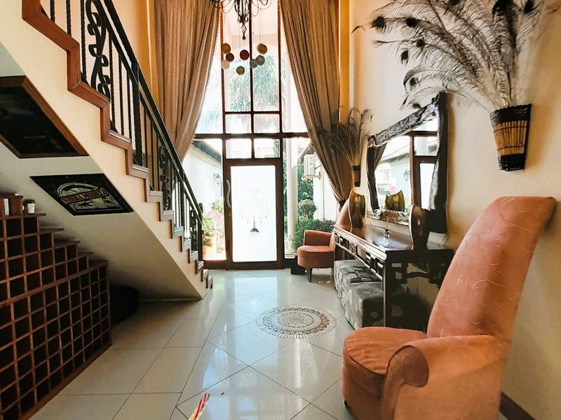 Gorgeous Double Storey Mansion - Photo 2