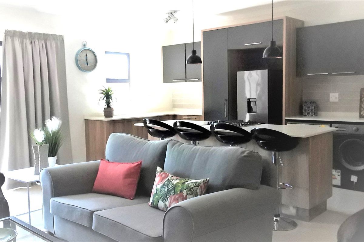 SPACIOUS, CORNER TWO BEDROOM TWO BATH SPACIOUS FLAT on 1st Floor - Photo 2