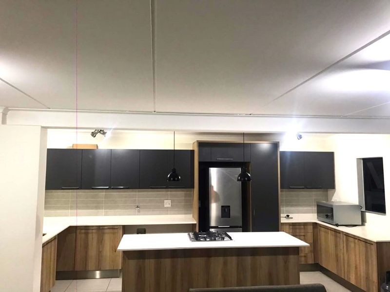 SPACIOUS, CORNER TWO BEDROOM TWO BATH SPACIOUS FLAT on 1st Floor - Photo 9