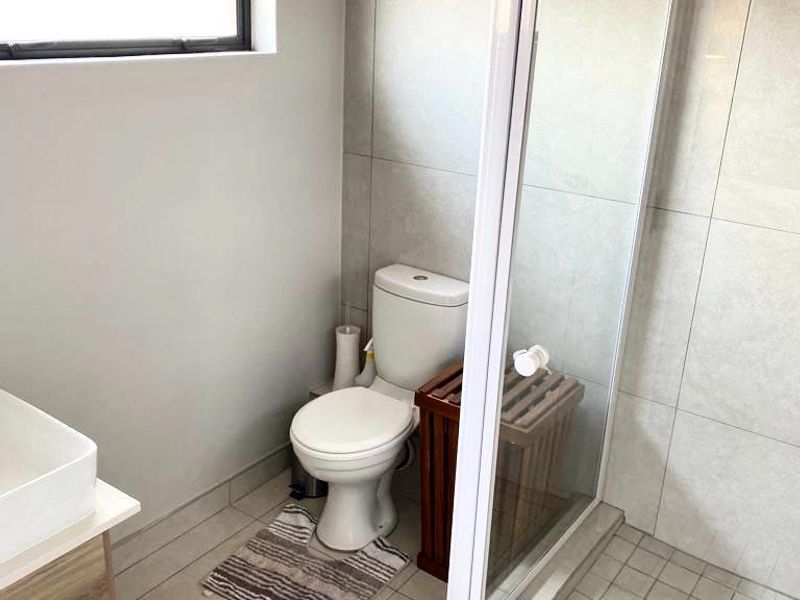 SPACIOUS, CORNER TWO BEDROOM TWO BATH SPACIOUS FLAT on 1st Floor - Photo 6