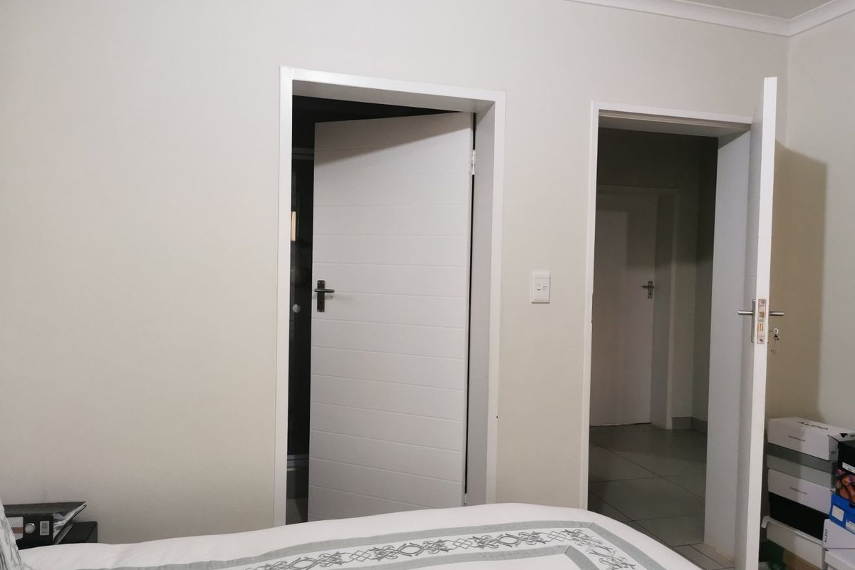 SPACIOUS, CORNER TWO BEDROOM TWO BATH SPACIOUS FLAT on 1st Floor - Photo 5