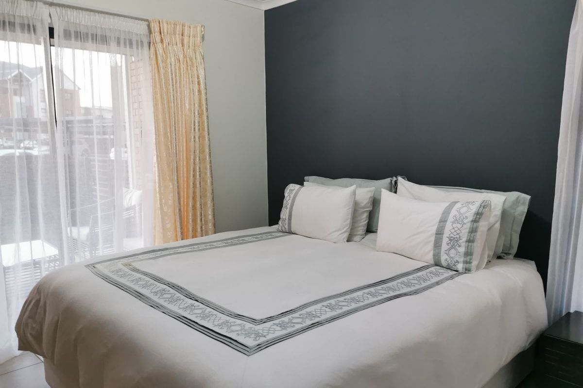 SPACIOUS, CORNER TWO BEDROOM TWO BATH SPACIOUS FLAT on 1st Floor - Photo 4