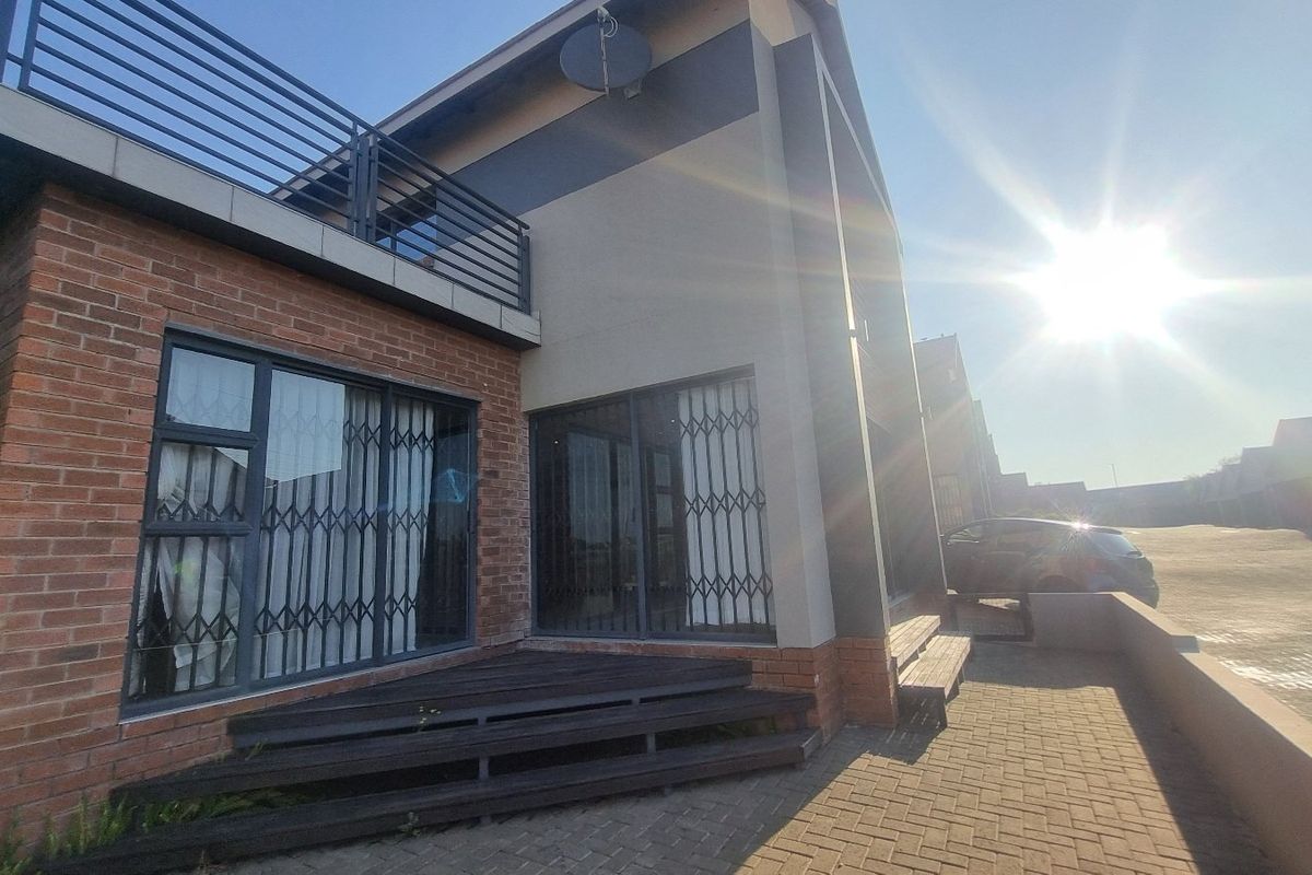 Impeccably designed townhouse for sale in Wild Olive - Photo 4