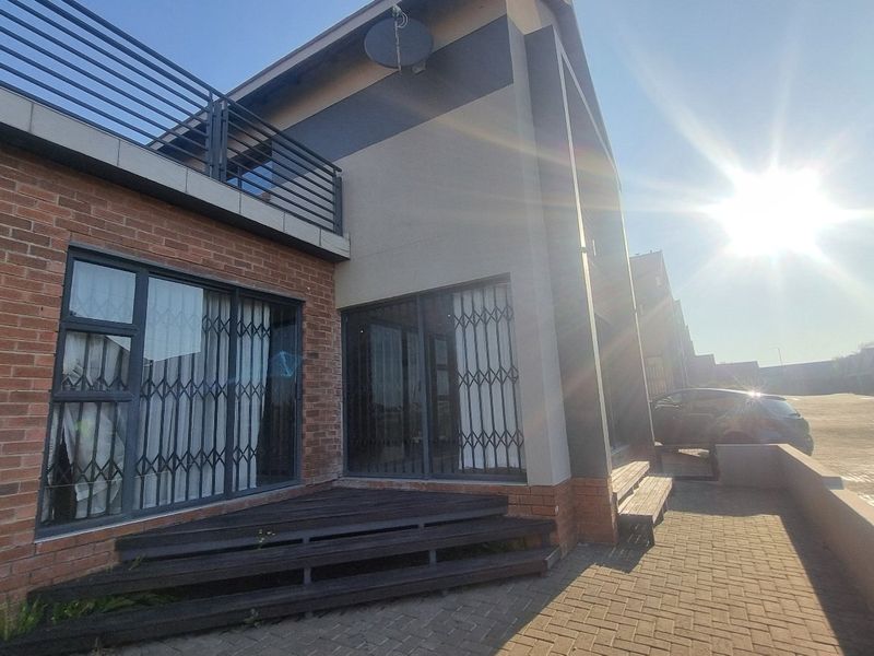 Impeccably designed townhouse for sale in Wild Olive - Photo 4