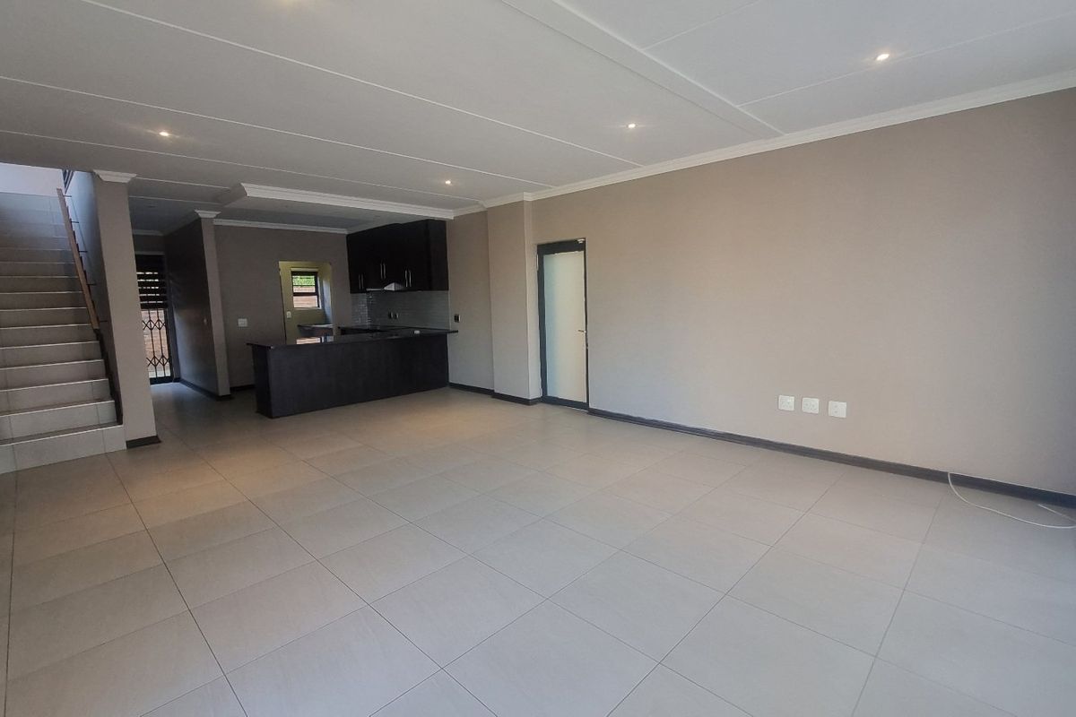 Impeccably designed townhouse for sale in Wild Olive - Photo 5