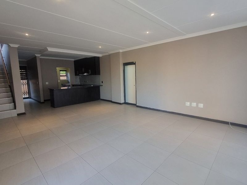 Impeccably designed townhouse for sale in Wild Olive - Photo 5