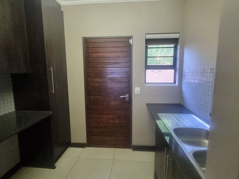 Impeccably designed townhouse for sale in Wild Olive - Photo 10