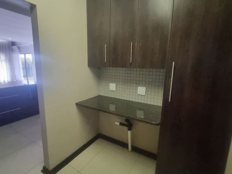 Impeccably designed townhouse for sale in Wild Olive - Photo 9