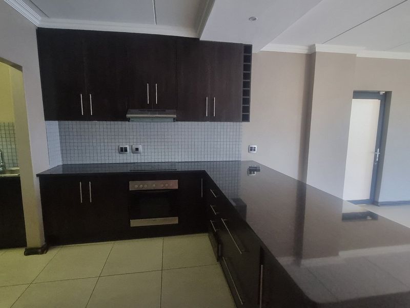 Impeccably designed townhouse for sale in Wild Olive - Photo 7