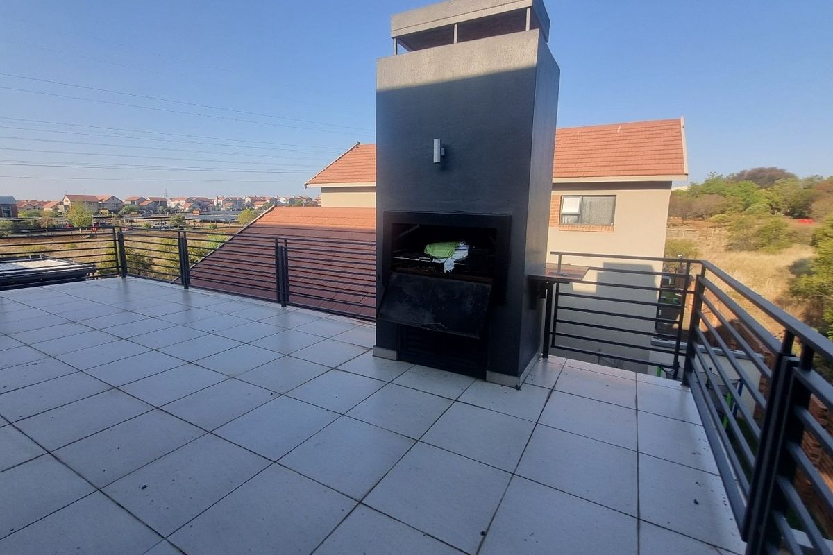 Impeccably designed townhouse for sale in Wild Olive - Photo 2