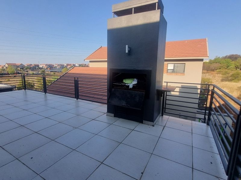 Impeccably designed townhouse for sale in Wild Olive - Photo 2