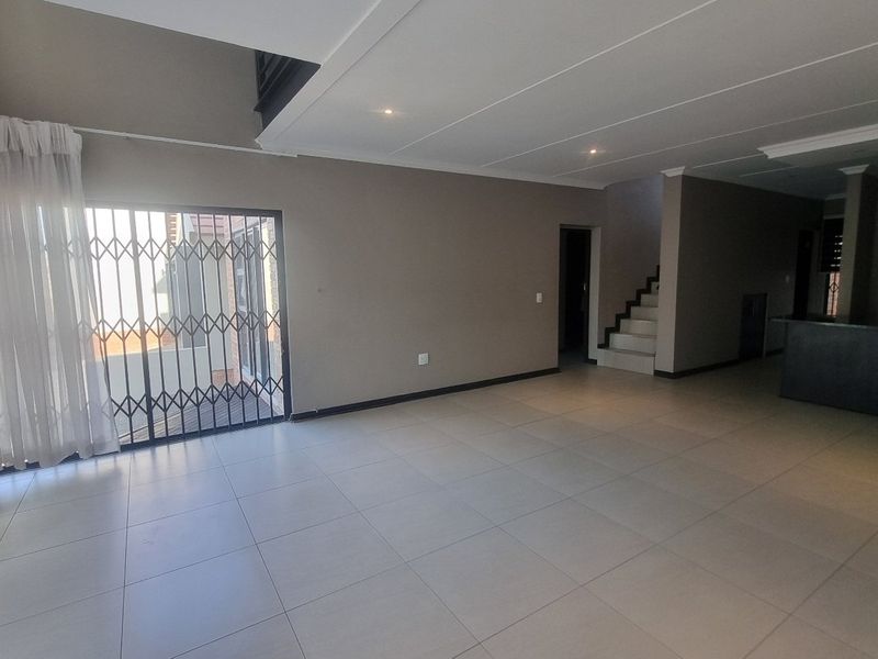 Impeccably designed townhouse for sale in Wild Olive - Photo 6