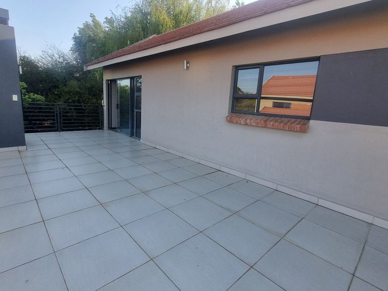 Impeccably designed townhouse for sale in Wild Olive - Photo 3